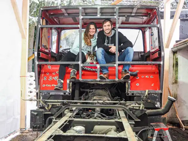Betty und Micha mit ihrem Expeditionsmobil Simba